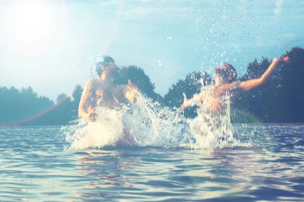 Bir yaz günü kumsalda oyun oynayan bir grup genç..