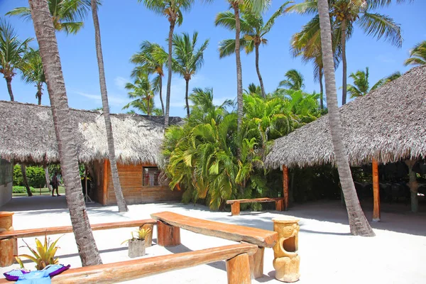 Avuçlar boş tropik kumsalda.