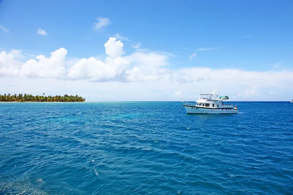 Tropik cennette Palm Beach. Seyahat kavramı