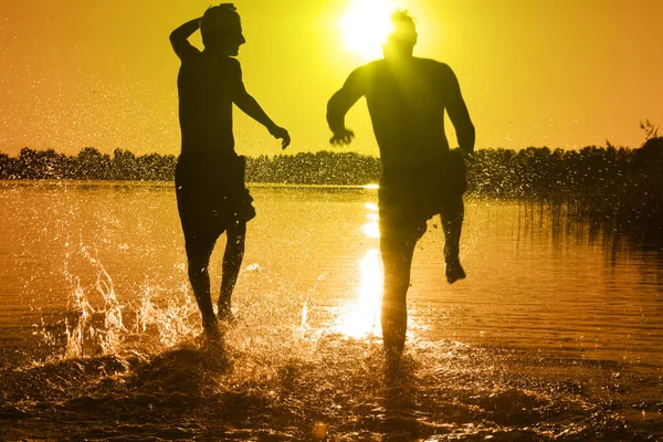 Bir yaz günü kumsalda oyun oynayan bir grup genç..