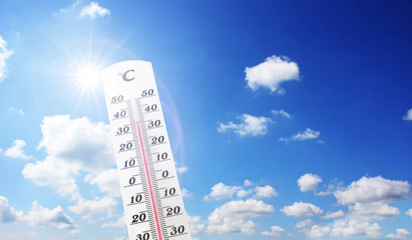 水銀温度計 夏の暑さや地球温暖化の概念 — ストック写真