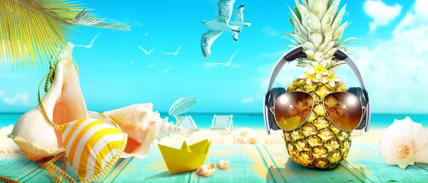 Tropicale Concetto Vacanza Estiva Con Ananas Divertente — Foto Stock