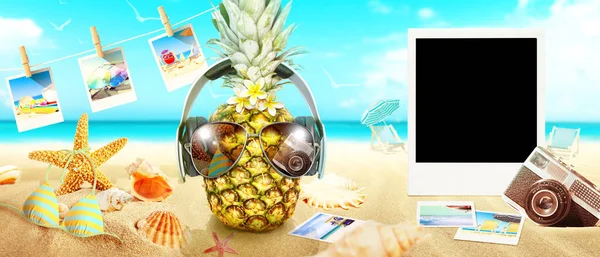 Komik Ananaslı Tropik Yaz Tatili Konsepti — Stok fotoğraf