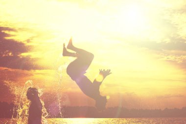 Bir yaz günü kumsalda oyun oynayan bir grup genç..