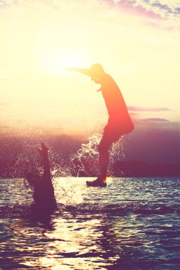 Bir yaz günü kumsalda oyun oynayan bir grup genç..