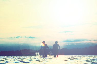 Bir yaz günü kumsalda oyun oynayan bir grup genç..