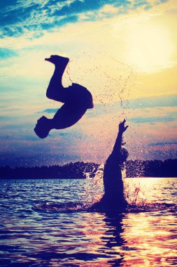 Bir yaz günü kumsalda oyun oynayan bir grup genç..