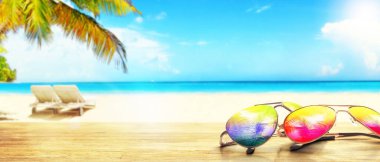 Yaz tatili kavramı. Okyanus plajı ve palmiyeli güneş gözlükleri..