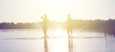 Bir yaz günü kumsalda oyun oynayan bir grup genç..