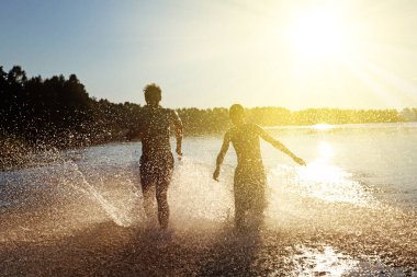 Bir yaz günü kumsalda oyun oynayan bir grup genç..