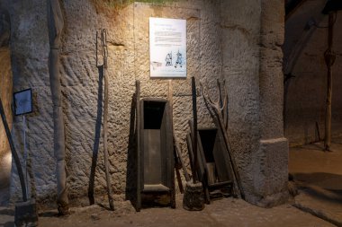 Yıl boyunca kar ve buzun yiyecek korunması veya terapi amaçlı olarak depolandığı ortaçağ buzdolabında çalışma araçları.