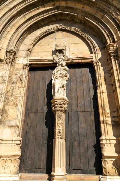 入口门的细节 附有西班牙卡斯佩Santa Maria Mayor大教堂圣母玛利亚的图像 — 图库照片