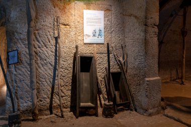 ALCAINZ, TERUEL, İSPAN, 11 Ekim 2021. Yıl boyunca yiyecek veya terapi amaçlı olarak kar ve buzun depolandığı ortaçağ buzdolabında çalışma araçları.