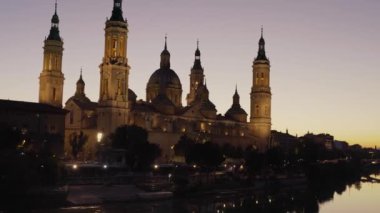 İspanya 'nın Zaragoza şehrinde gün batımında Ebro Nehri' ne yansıyan 