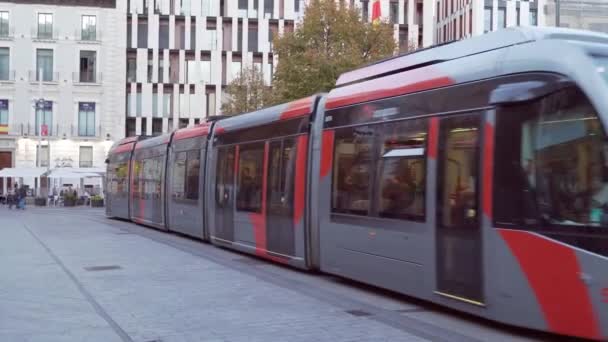 Zaragoza Spanien Oktober 2021 Straßenbahn Überquert Eine Hauptstraße Der Stadt — Stockvideo