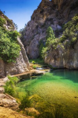 Parrizal 'ın Beceite, Teruel' deki Matarranas nehri üzerindeki geçidi, verimli çam ormanlarıyla dolu harika ulusal park, İspanya 'da güzel bir yürüyüş ve dinlenme yeri.