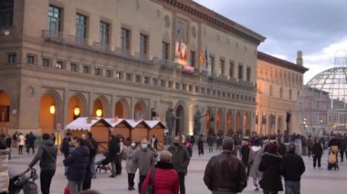 ZARAGOZA, İSPAN, 4 Aralık 2021. İnsanlar Zaragoza şehrindeki Noel ışıklarının yandığı gün Plaza del Pilar 'da geziniyorlar.. 