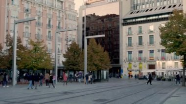 ZARAGOZA, 30 Ekim 2021. Covid-19 'a karşı aşılanan çok sayıda insan sayesinde İspanya Meydanı' nda boş zamanların ve mağazaların tadını çıkarıyorlar..