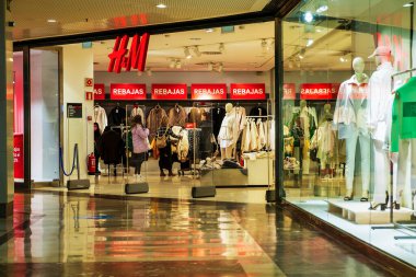 ZARAGOZA, İspanya, Ocak 2022: H & M moda mağazası Zaragoza kentindeki Gran Casa alışveriş merkezinde.