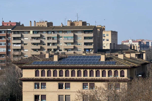 Gebäude Mit Sonnenkollektoren Auf Dem Dach Strom Und Heizung Sparen — Stockfoto