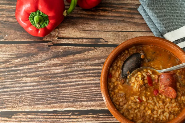 图片来自上方的粘土鸭与扁豆汤和红辣椒在木制桌子上 蔬菜蛋白质含量高的健康食品 — 图库照片