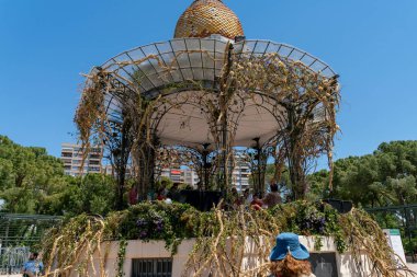 ZARAGOZA, SPAIN, 29 Mayıs 2022; Jose Antonio Labordeta Parkı 'ndaki Quiosco de la Msica' daki AMICI MUSICAE korosunun performansı, ZGZ Florece 'de programlanan müzik performansları içinde.