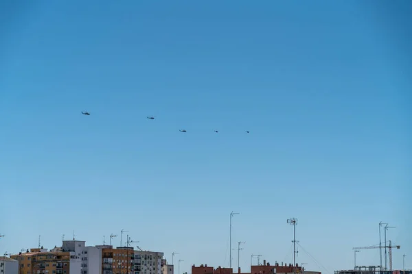 Vários Helicópteros Militares Formação Sobrevoam Cidade — Fotografia de Stock