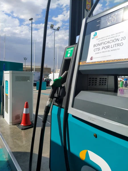 Zaragoza España Junio 2022 Primer Plano Una Gasolinera Con Cartel — Foto de Stock