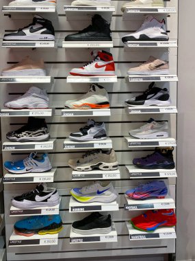 Zaragoza, İspanya, 18 Haziran 2022; NIKE marka spor ayakkabıları sergileyicisi. Mevsimlik ve moda spor ayakkabıları