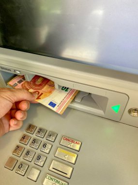 ATM 'den para çeken birinin elinin ayrıntıları. Ekonomik kriz kavramı