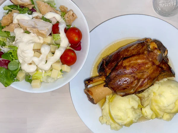 Kızarmış domuz budu, patates püresi ve IKEA 'dan taze salata.