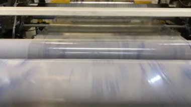 Yüksek hızlı esnek baskı. Basılı film, esnek bir baskı makinesiyle silindirlerden geçer ve geri sarar..