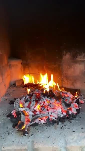 Zeitlupe Eines Brennenden Kamins Warmes Gemütliches Feuer Einem Gemauerten Kamin — Stockvideo