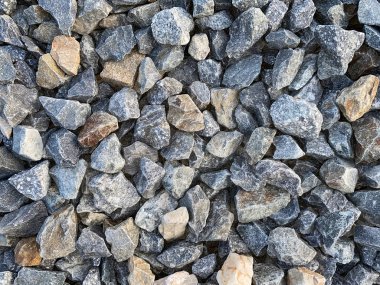 Demiryolu raylarında kullanılan gri taşların dokusu