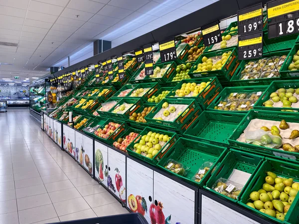 スペイン サラゴサ2022年10月8日食品価格が高いため人のいないスーパーで果物や野菜の屋台 — ストック写真