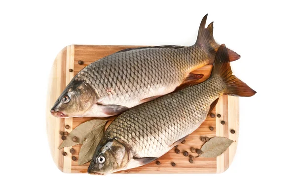 Kesme tahtasındaki taze balık.