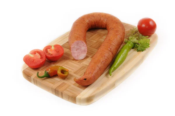 Kiełbaski z pomidorów i pieprz na deski do krojenia — Zdjęcie stockowe