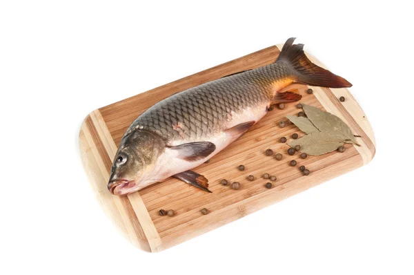 Kesme tahtasındaki taze balık.