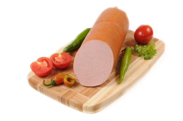 Сосиски с помидором и перцем на доске
 