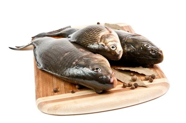 Kesme tahtasındaki taze balık.