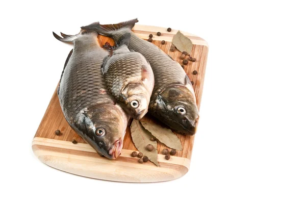 Kesme tahtasındaki taze balık.