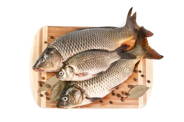 Kesme tahtasındaki taze balık.