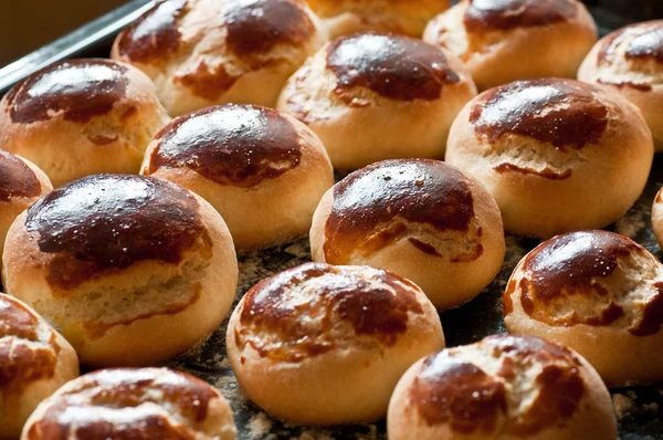  ev yapımı çörek tepsisi üzerinde