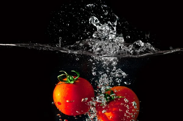 바다로 떨어지는 2 개의 토마토 — 스톡 사진