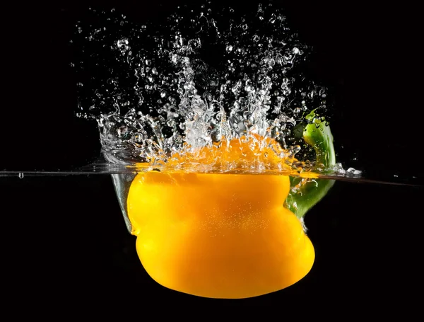 sarı biber suya düşer. 