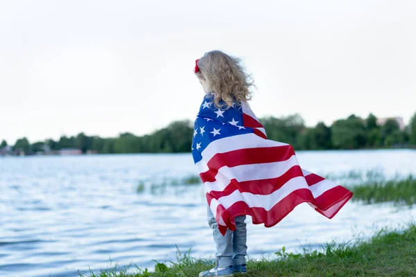 Niña Con Bandera Americana Naturaleza Concepto Patriotismo Fiesta Independencia Día — Foto de Stock
