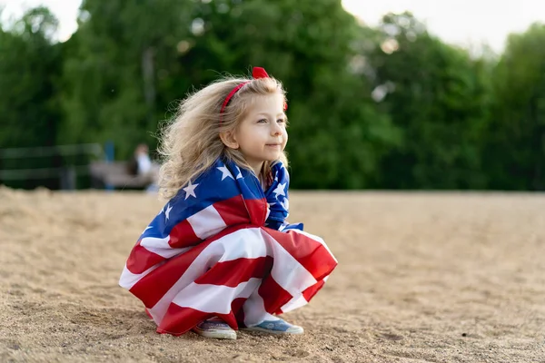 アメリカの国旗を持つ少女愛国心の概念と独立アメリカの祝日 退役軍人の日 Usa — ストック写真