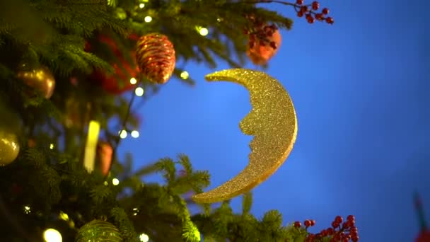 Decoraciones Navidad Árbol Calle Media Luna Desarrolla Viento Contra Cielo — Vídeos de Stock