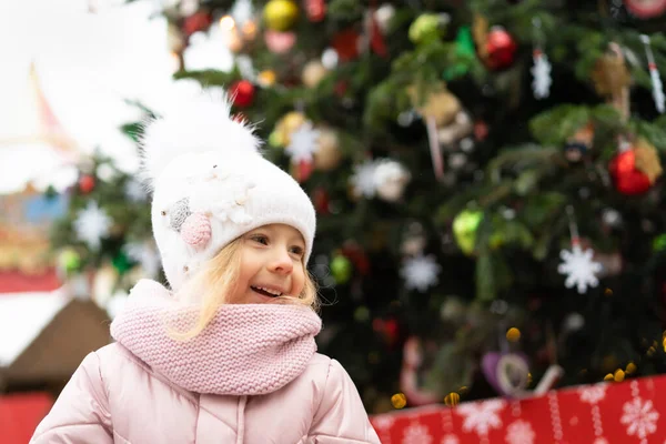 Retrato Invierno Una Niña Feliz Cerca Del Árbol Navidad — Foto de Stock