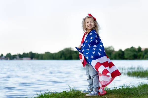 アメリカの国旗を持つ少女愛国心の概念と独立アメリカの祝日 退役軍人の日 Usa — ストック写真